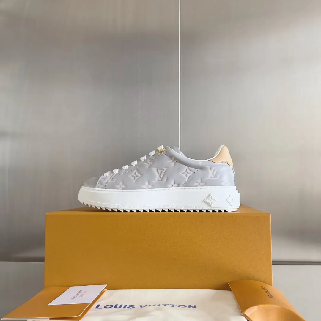 👟👟Ex-factory price 740👟👟 Top version LV Louis Vuitton L House Donkey Brand Stadium Series Casual Sports Shoes White Shoes Dexun Shoes Original purchase, development and production LV Stadium sports shoes are soft cow leather partially embossed with Monogram patterns, reproducing the retro design trend. Monogram canvas trim and toe perforations bring together exquisite details, the tongue is decorated with LV letter label, and the outsole depicts the Louis Vuitton logo. Exquisitely packaged at the delivery counter🛍📦 ▪️ Fabric: Original imported first-layer cowhide ▪️ Lining: Original imported soft sheepskin lining ▪️ Sole: Original open-molded non-slip rubber outsole ▪️ Bottom thickness: 3CM ▪️ Size: Women's 35-41